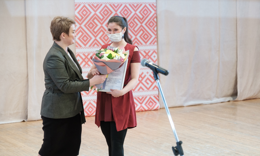 Екатерина Прокопьева вручила артистам почётные грамоты и благодарности от своих коллег-парламентариев.