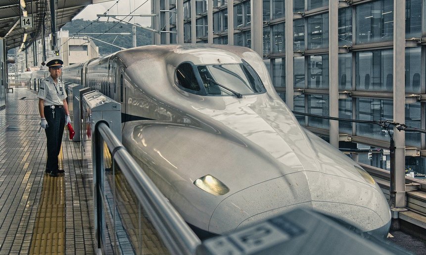 Японцы находят своим самым быстрым поездам новое применение в период пониженного спроса на билеты. 