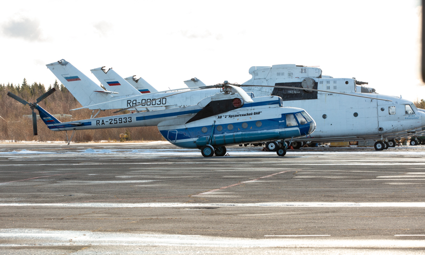 Вертолёты Ми-8 (на переднем плане) и Ми-26.