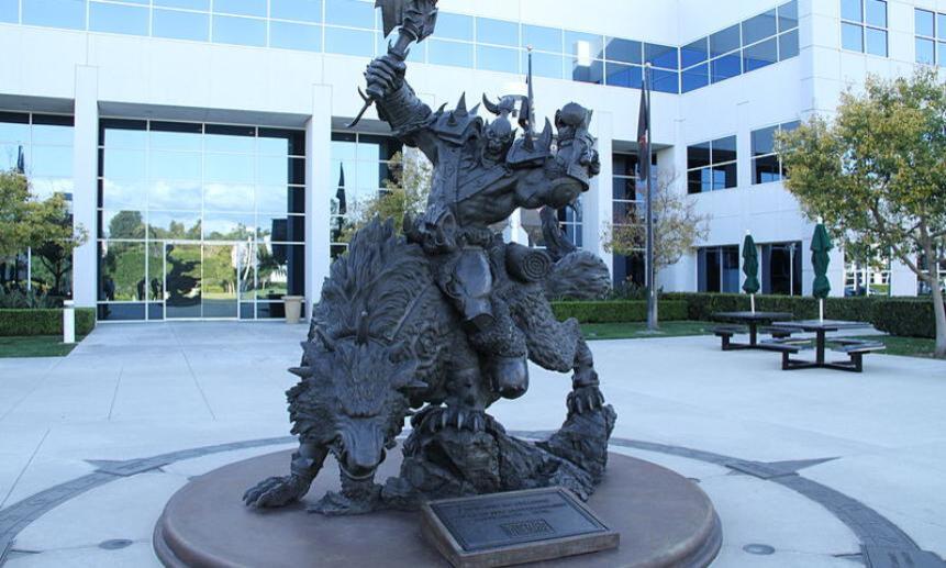 Скульртура у главного офиса компании Blizzard. Фото Gordon Tarpley/commons.wikimedia.org.