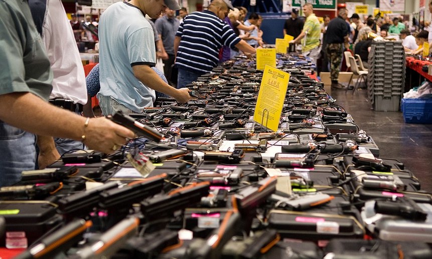 Оружейная ярмарка в Техасе. Фото M&R Glasgow (CC BY 2.0)